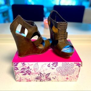 Shoe Dazzle “Damara” Sandal Wedge